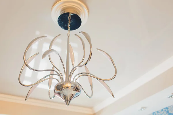 Primo piano di un bellissimo lampadario di cristallo Bellissimo lampadario. lampadario di lusso costoso appeso sotto il soffitto . — Foto Stock