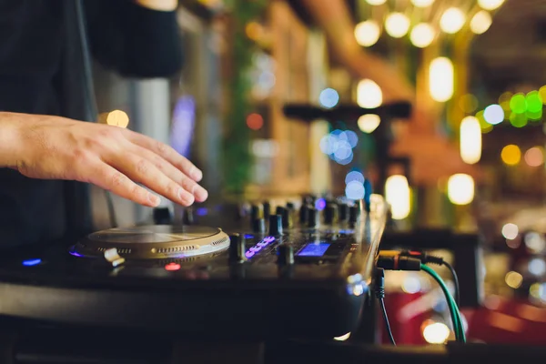 DJ tocando música en primer plano mezclador y mezcla la pista en el club nocturno en la fiesta . — Foto de Stock