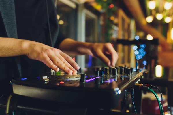 DJ tocando música en primer plano mezclador y mezcla la pista en el club nocturno en la fiesta . — Foto de Stock