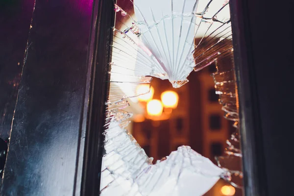 Krossat glas svart dörren till butiken. — Stockfoto