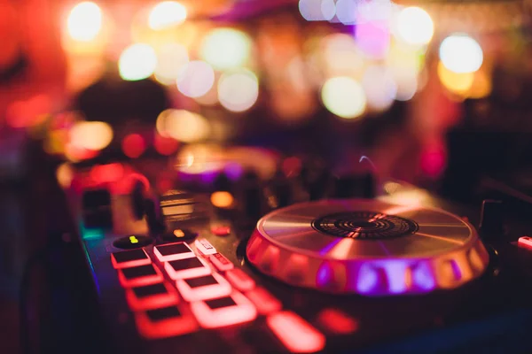 Digitale midi controller paneel met kleurrijke disco licht, Dj draai tafel console geluidsapparatuur. — Stockfoto