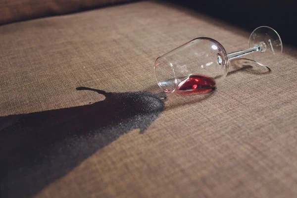 グレーのソファ ソファーに赤ワインをこぼした. — ストック写真