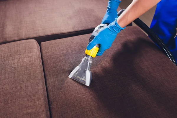 Sofa chemische reiniging met professioneel extractiemethode. Gestoffeerd meubilair. Vroege lente schoonmaak of regelmatig schoon te maken. Stomerijen in lichte blauwe beschermende handschoen werknemer verwijderen van vuil uit — Stockfoto