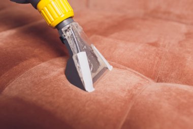 Kanepe kimyasal profesyonel çıkarma yöntemiyle Temizleme. Döşemeli mobilya. Erken bahar temizlik veya normal temizleyin. Kir kaldırmak ışık kırmızı koruyucu eldiven çalışan Kuru Temizleme