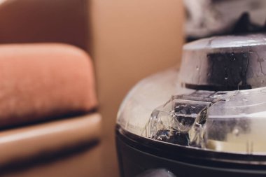 Kuru Temizleme için profesyonel ekipman. Kimya, çıkarıcı, renkli üniforma, iş giysisi erkekte içine dökülen su.