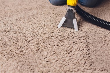 Kadın ile elektrikli süpürge odasında halı kir kaldırma.