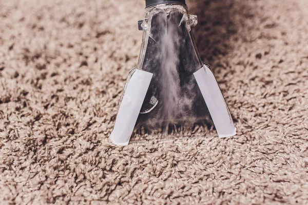 Wanita menghapus kotoran dari karpet dengan vacuum cleaner di kamar . — Stok Foto