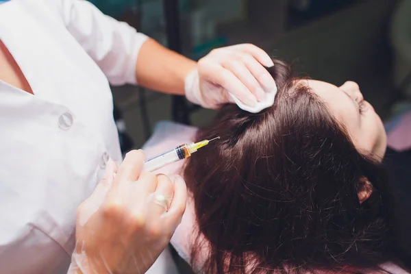 Destiček plazmy bohaté na injekce. Stimulace růstu vlasů. PRP terapie proces. — Stock fotografie