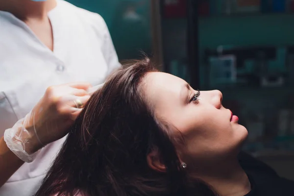 Trombosit zengin plazma enjeksiyon prosedürü. Saç büyüme stimülasyon. PRP tedavisi işlemi.