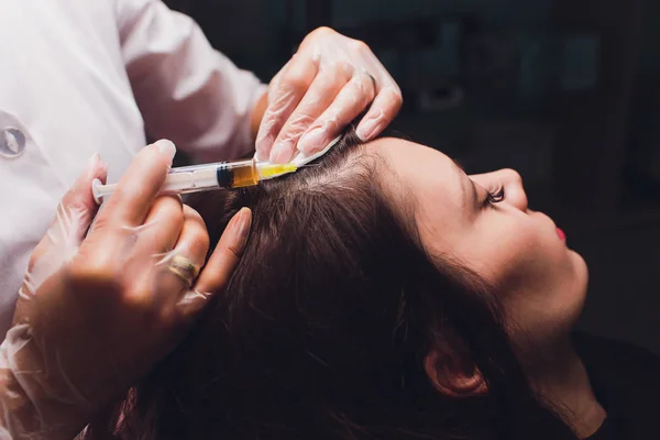 Schöne Frau bekommt Injektion für Haarwachstum. — Stockfoto