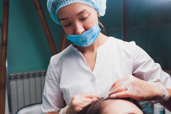 Procedimento de injeção de plasma rico em plaquetas. Estimulação do crescimento do cabelo. Processo de terapia PRP . Fotos De Bancos De Imagens Sem Royalties