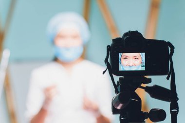 Neşeli güzel kadın doktor. Tıp ve sağlık hakkında video kaydediyor..