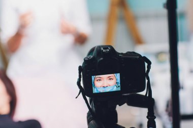 Neşeli güzel kadın doktor. Tıp ve sağlık hakkında video kaydediyor..