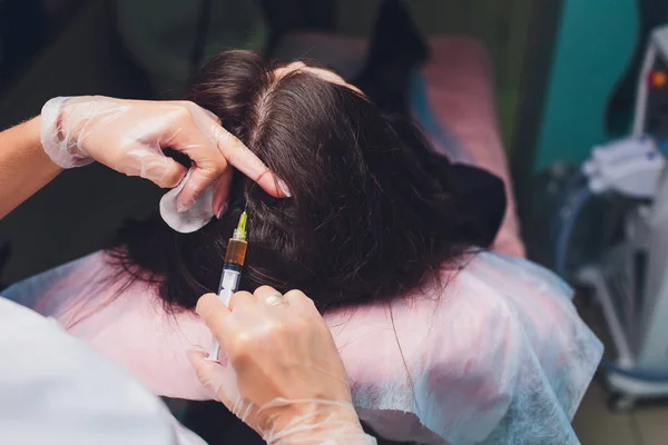 Krásná žena dostává injekce pro růst vlasů. — Stock fotografie