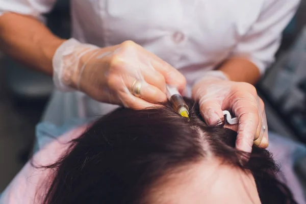 Trombosit zengin plazma enjeksiyon prosedürü. Saç büyüme stimülasyon. PRP tedavisi işlemi.