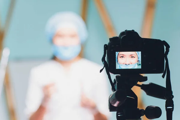 Alegre bela mulher médico gravação vlog vídeo sobre medicina e cuidados de saúde . — Fotografia de Stock