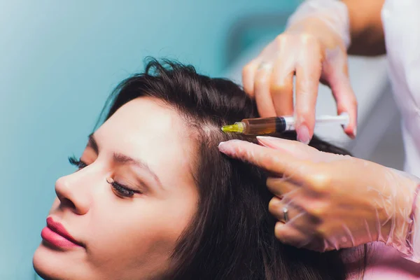 Procedimento de injeção de plasma rico em plaquetas. Estimulação do crescimento do cabelo. Processo de terapia PRP . Fotos De Bancos De Imagens