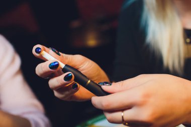 Gerçek Tütün kullanır Sigara İçilmeyen hibrid dumansız sigara aygıt yenilenir, analog ve elektronik sigara arasında bir melez teknoloji.