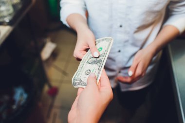 Yüz dolar kadının elinde.