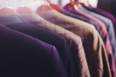 İşlenecek parçanın ceketler üzerinde studio terzilik içinde elbise askısı.