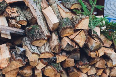 Kış için odun, yakacak odun yığını, yakacak odun yığını.