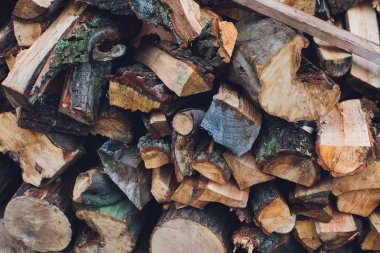 Kış için odun, yakacak odun yığını, yakacak odun yığını.