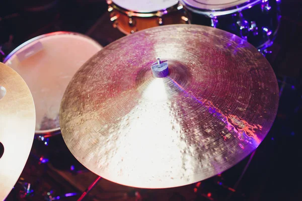 Drum kit on stage in the spotlight color. — Stock Photo, Image