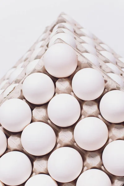 Biały jaja kurze w nieszkodliwe, tektura, opakowania na białym tle. 5 opakowań. — Zdjęcie stockowe