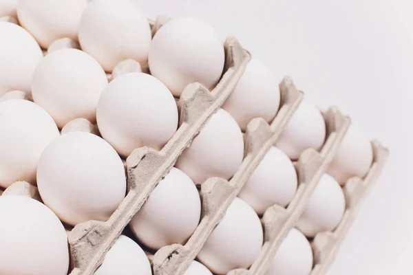 Biały jaja kurze w nieszkodliwe, tektura, opakowania na białym tle. 5 opakowań. — Zdjęcie stockowe