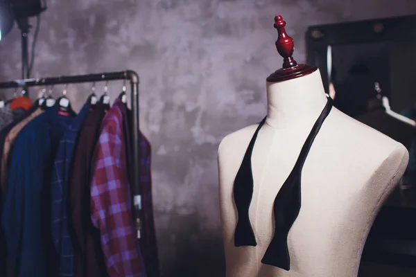 Werkstuk jassen op kleding hanger in het afstemmen van de studio. — Stockfoto