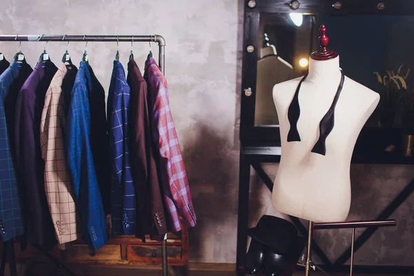 Przedmiotu obrabianego kurtki na wieszak na ubrania w krawiectwo studio. — Zdjęcie stockowe