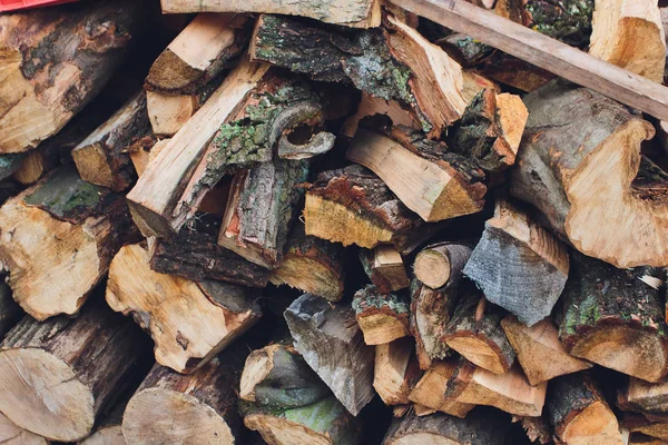 Kış için odun, yakacak odun yığını, yakacak odun yığını.