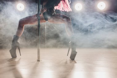 yüksek topuklu ayakkabılarla sahnede striptiz gece kulübü, kutup dans hareket genç striptiz dansçısı