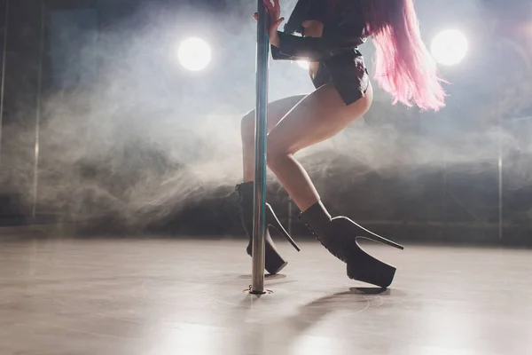 Giovane Ballerina Spogliarello Che Muove Scarpe Con Tacchi Alti Sul — Foto Stock