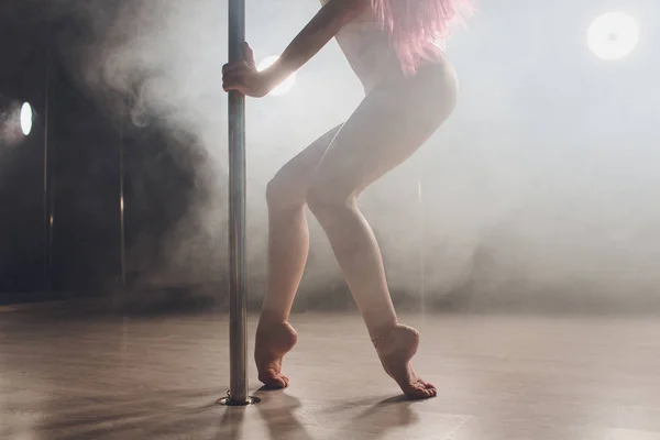 Rouge Poil Fille Pole Dance Exercices Pose Sur Pylône Dans — Photo