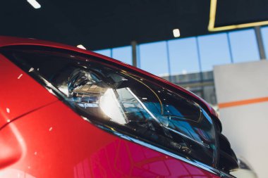 Satır yeni araba, yeni araba showroom görünümünü.