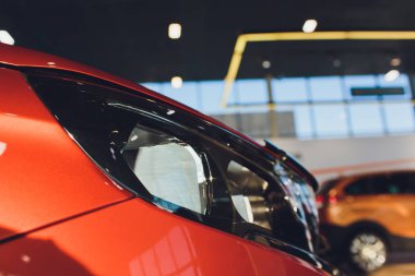Satır yeni araba, yeni araba showroom görünümünü.