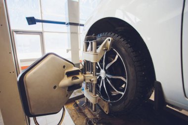 Araba tekerlek dengeleyici ve Ayarla'ya lazer reflektör ile bir araç eklemek için her lastik üzerinde sürüş merkezi ayarlamak garajda.