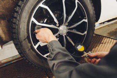 Araç Lastik basınç kontrol otomatik servis garajında.