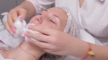 kozmetik maskesi spa salonu sahip güzel bir genç kadın. kızı kozmetik tedavi olacak.