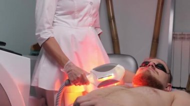 Güzellik Spa klinikte koltuk altı lazer saç kaldırma tedavi olan genç kadın.