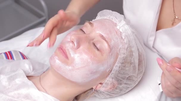 Kozmetikus, hogy injekció womans arc, közelkép. Biorevitalization eljárás. — Stock videók