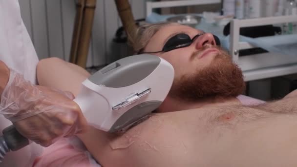 Ung kvinna med Underarm Laser hårborttagning behandling i skönhet Spa kliniken. — Stockvideo