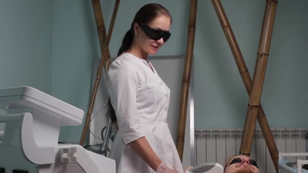 Mujer joven que tiene tratamiento de depilación láser axilar en la clínica de spa de belleza . — Vídeo de stock