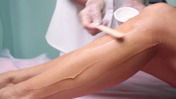 Het toepassen van een contact gel vóór de procedure van laser ontharing. Toepassing van suiker deeg voor de procedure van shugaring. — Stockvideo