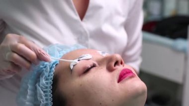 Bir yüz bir kalıcı makyaj kaldırılması lazer. Portre genç kadın dövmesi kaşları yordam düzeltilmesi alma. Bir yüzünde doğal kusurları düzeltme