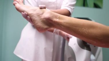 Lazer tedavisi tıbbi spa merkezi, kalıcı saç kaldırma kavramı getting kadın.