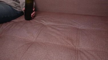 Kırmızı şarap kahverengi kanepe kanepede döktüm. koyu kırmızı şarap şişe düştü