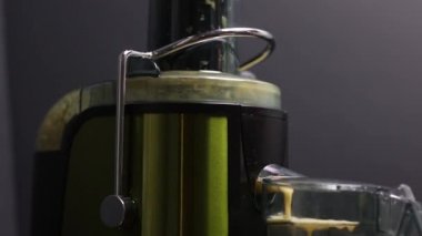 Yavaş meyve sıkacağı taze havuç ve portakal suyu yapıyor.