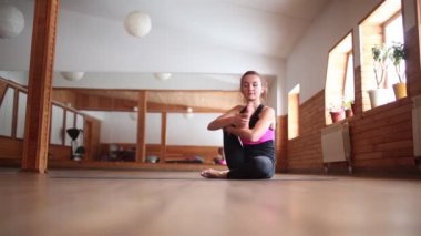 Yoga kavramı, pratik genç çekici yogi kadın Matsyasana alıştırmada, Balık poz, çalışma dışarı, germe üzerinde spor giyim, tam uzunlukta, beyaz loft studio arka plan. Yan görünüm.